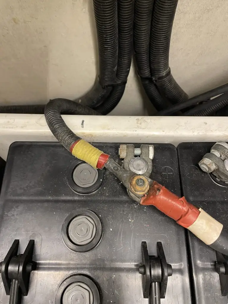 Korrodert batterikabel og dårlig hovedstrømforbindelse