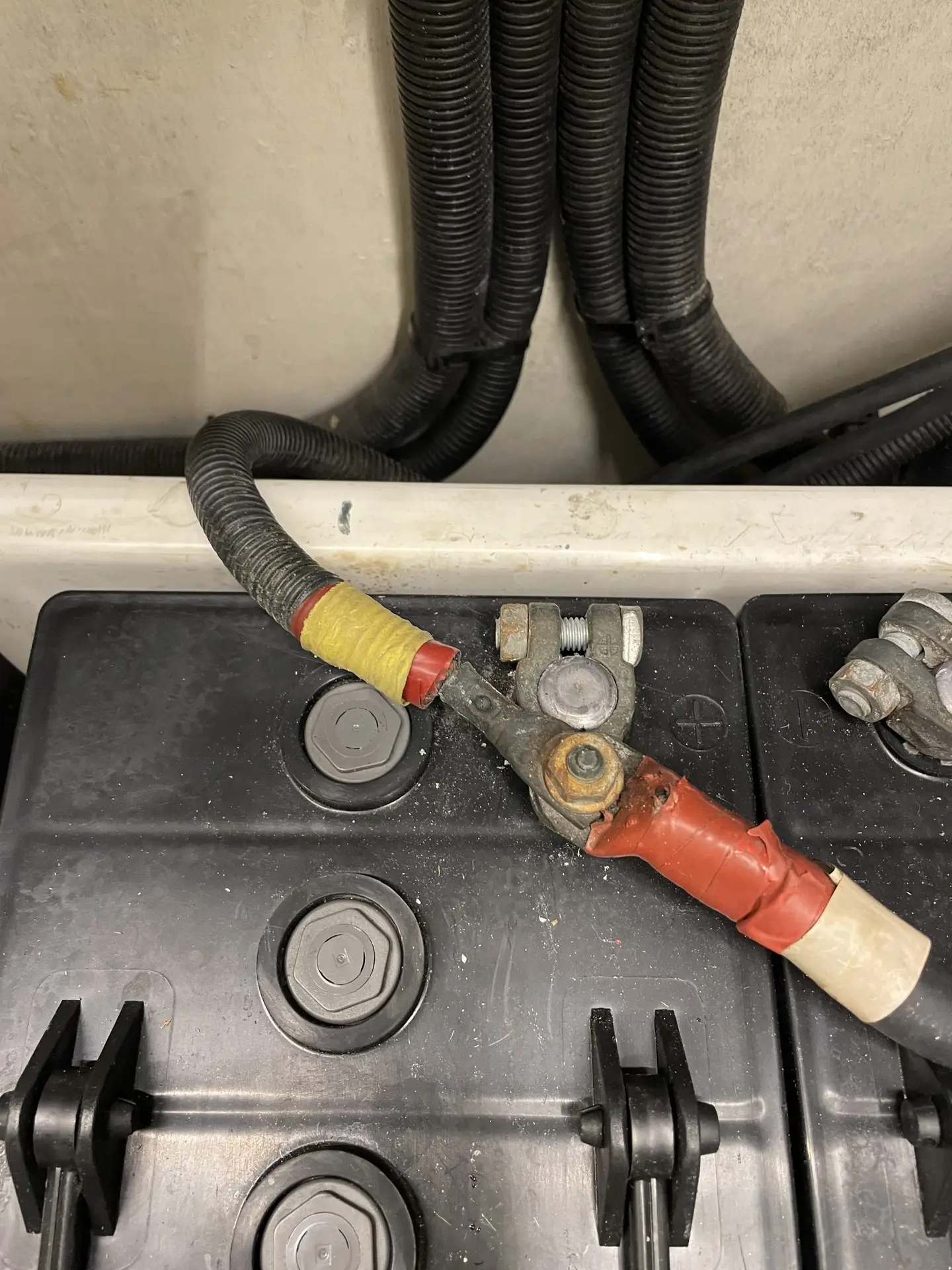Korrosjon og lekkasje ved batteripol