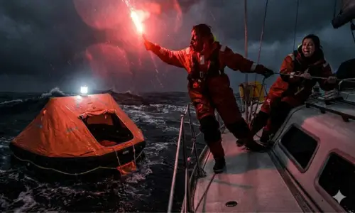 Nødsituasjon på havet - redningsflåte og nødrakett