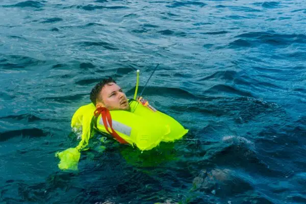 Ocean Signal rescueME MOB2 – verdens minste AIS/DSC-man-over-board sender, klasse M-godkjent. Perfekt for fritidsbåt og offshore.