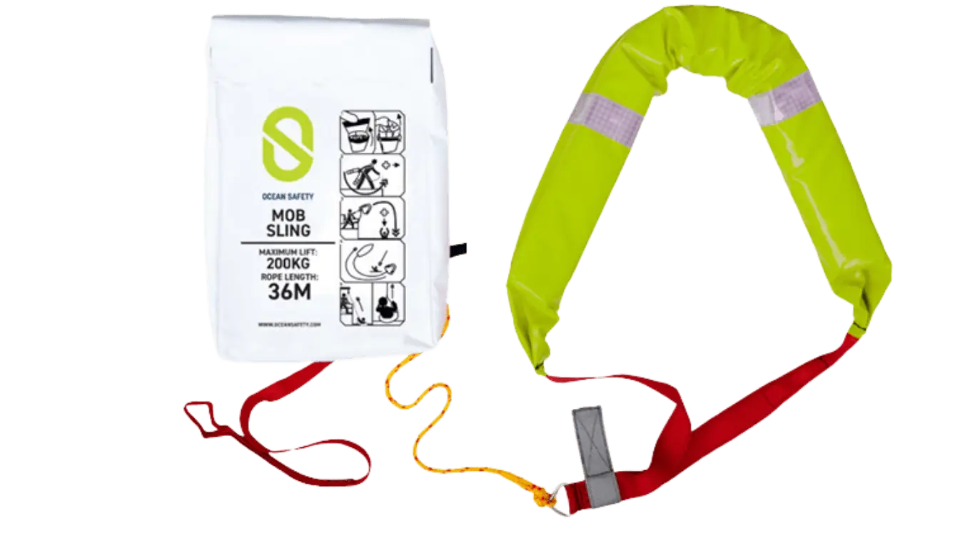 Hvit Ocean Safety MOB-slynge med gul flytevest og 36 meter line vist mot svart bakgrunn.