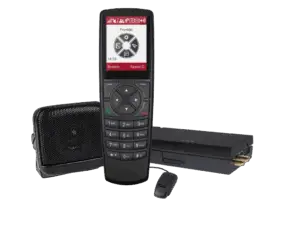 PeiTel PTCarPhone 6 fastmontert 4G LTE-telefon installert i kjøretøy med håndsett og fargedisplay.