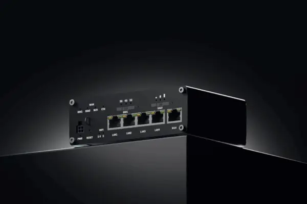 RUTX50 bakside med 5 Gigabit Ethernet-porter og antennetilkoblinger