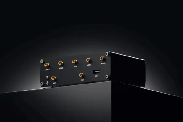 RUTX50 bakside med 5 Gigabit Ethernet-porter og antennetilkoblinger