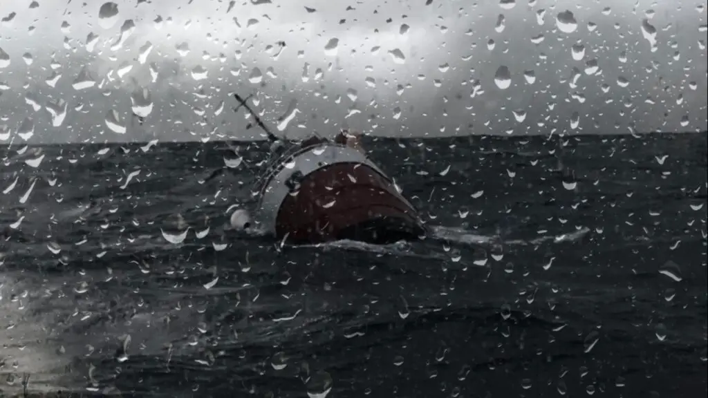 Synkende båt på havet