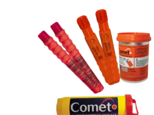 Nødsignalpakke for kystseilas med nødraketter, nødbluss og røykboks.