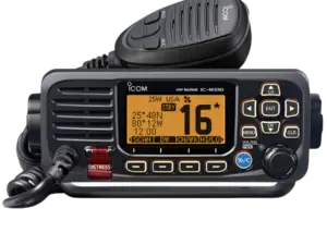 Icom IC-M330GE fastmontert maritim VHF-radio med innebygd GPS og sort finish.
