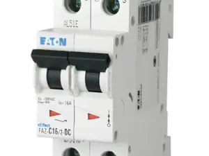 Eaton FAZ-DC xEffect hvit automatsikring for 12V og 24V solcelleanlegg i båt, montert på DIN-skinne, viser rød-grønn statusindikator.