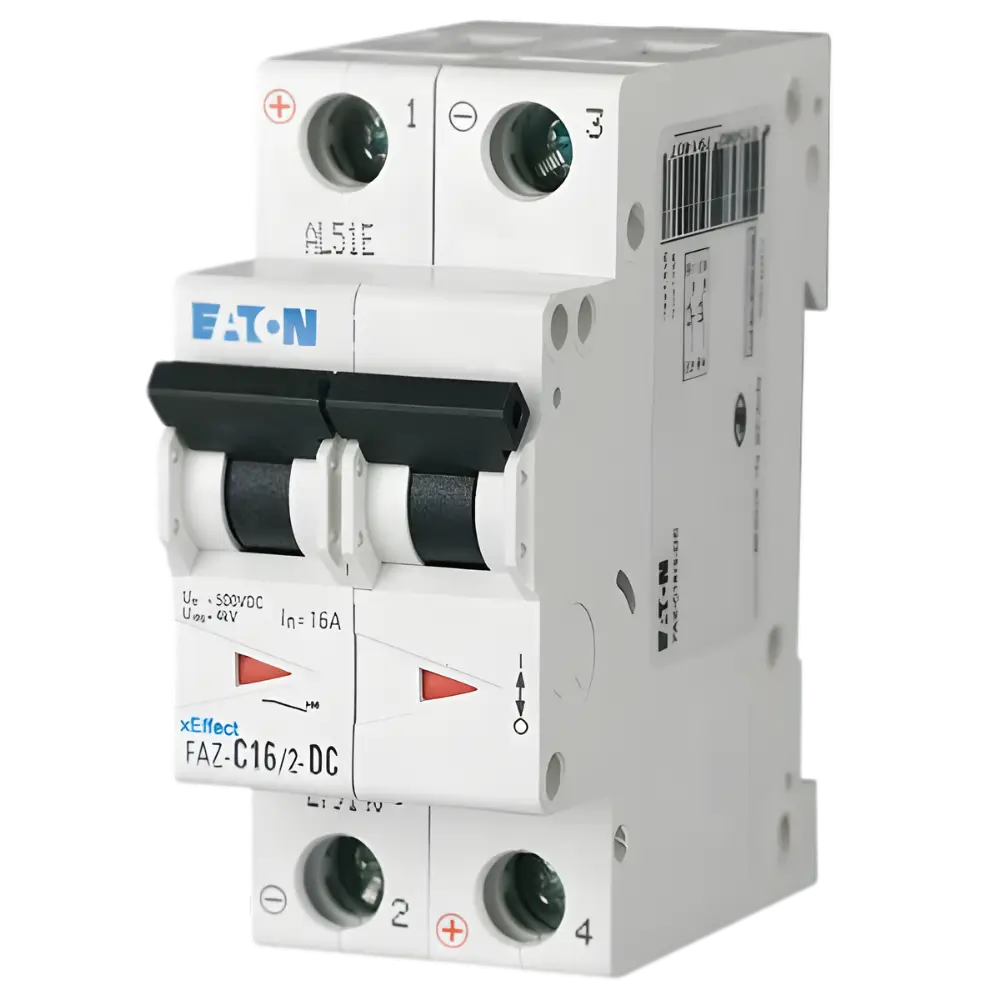 Eaton FAZ-DC xEffect hvit automatsikring for 12V og 24V solcelleanlegg i båt, montert på DIN-skinne, viser rød-grønn statusindikator.