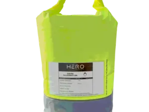 Nærbilde av en signalgul og vanntett HERO Grab Bag nødutstyrspakke med refleksbånd. Etiketten bekrefter at innholdet oppfyller ISO 9650-1 (+24H) for overlevelse i redningsflåte.