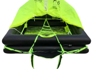 Oppblåst HERO Offshore International ISO 9650-1 redningsflåte med gul kalesje og stor XXL oppstigningsrampe for sikker havseilas.