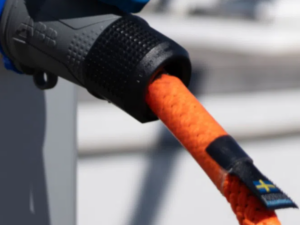 Poly Ropes Ellinor flytende landstrømkabel oransje koblet til båt