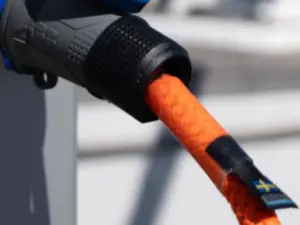 Poly Ropes Ellinor flytende landstrømkabel oransje koblet til båt