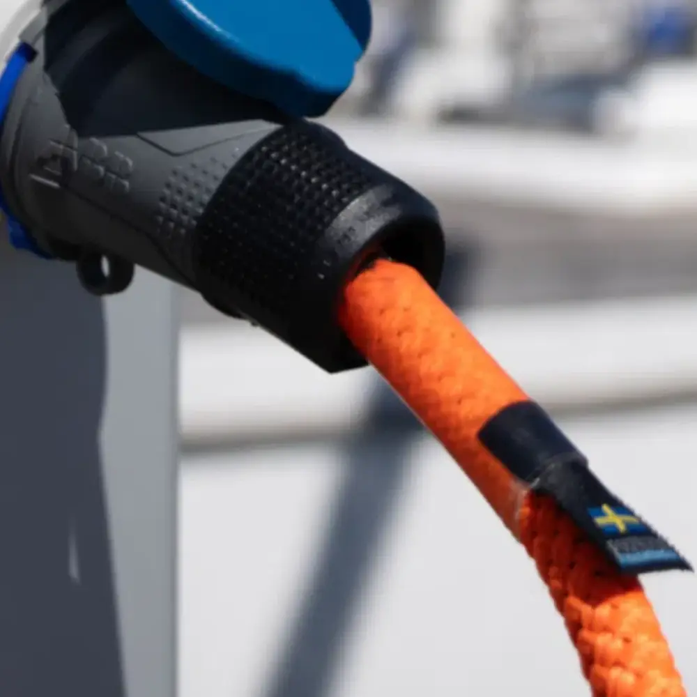 Poly Ropes Ellinor flytende landstrømkabel oransje koblet til båt