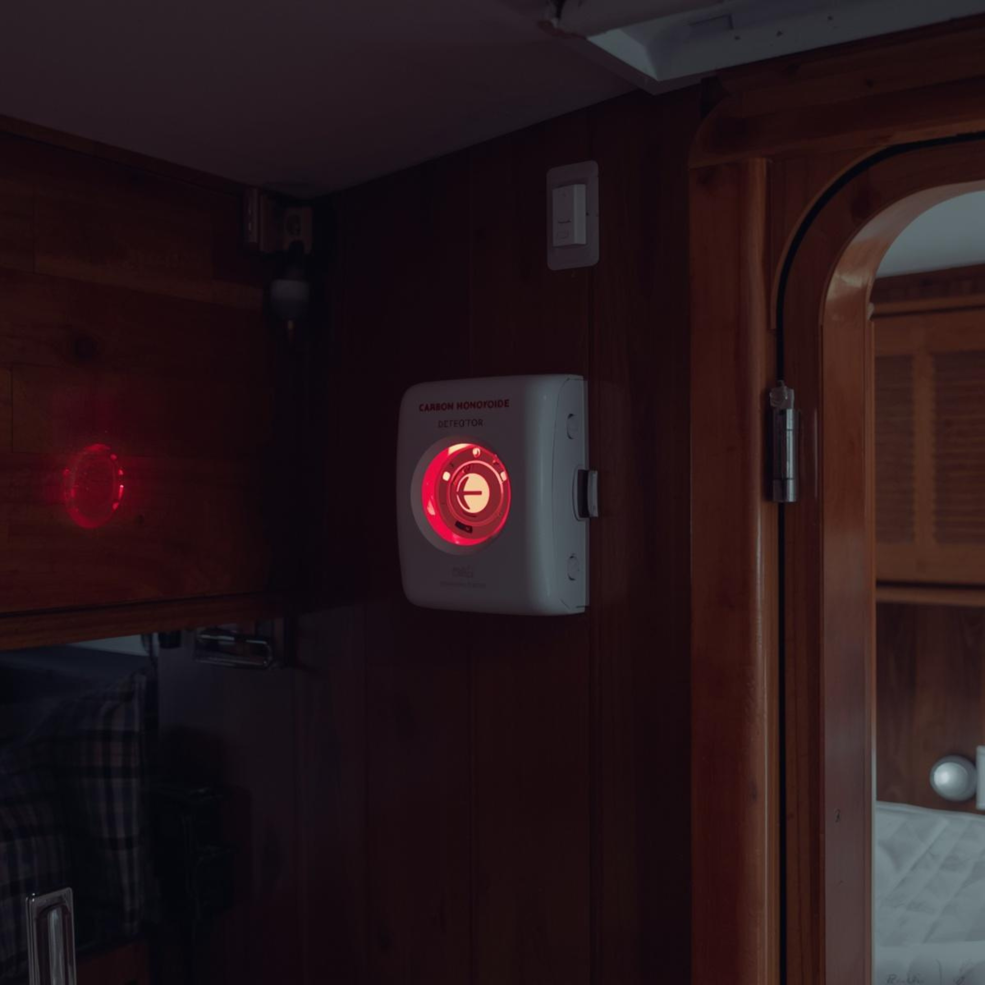 CO-detektor (kullosvarsler) montert i båt – en billig og livreddende forsikring mot kullosforgiftning