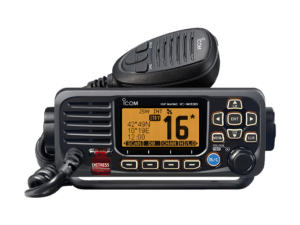 Icom IC-M330GE kompakt fastmontert maritim VHF-radio med DSC og innebygget GPS, sett forfra med håndmikrofon – Sikkerhet Om Bord AS