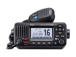 Icom IC-M423GE fastmontert maritim VHF-radio med class D DSC og innebygget GPS, sett forfra med håndmikrofon – Sikkerhet Om Bord AS