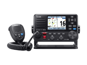 Icom IC-M510E EVO maritim VHF-radio med AIS sett forfra, med HM-205RB håndmikrofon – Sikkerhet Om Bord AS